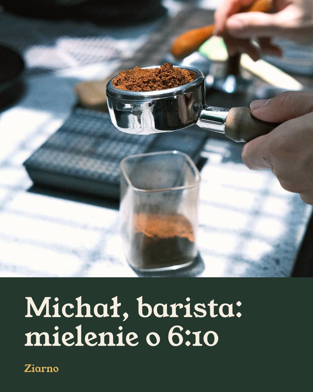 Kredens, kulisy: Michał, barista: mielenie o 6:10