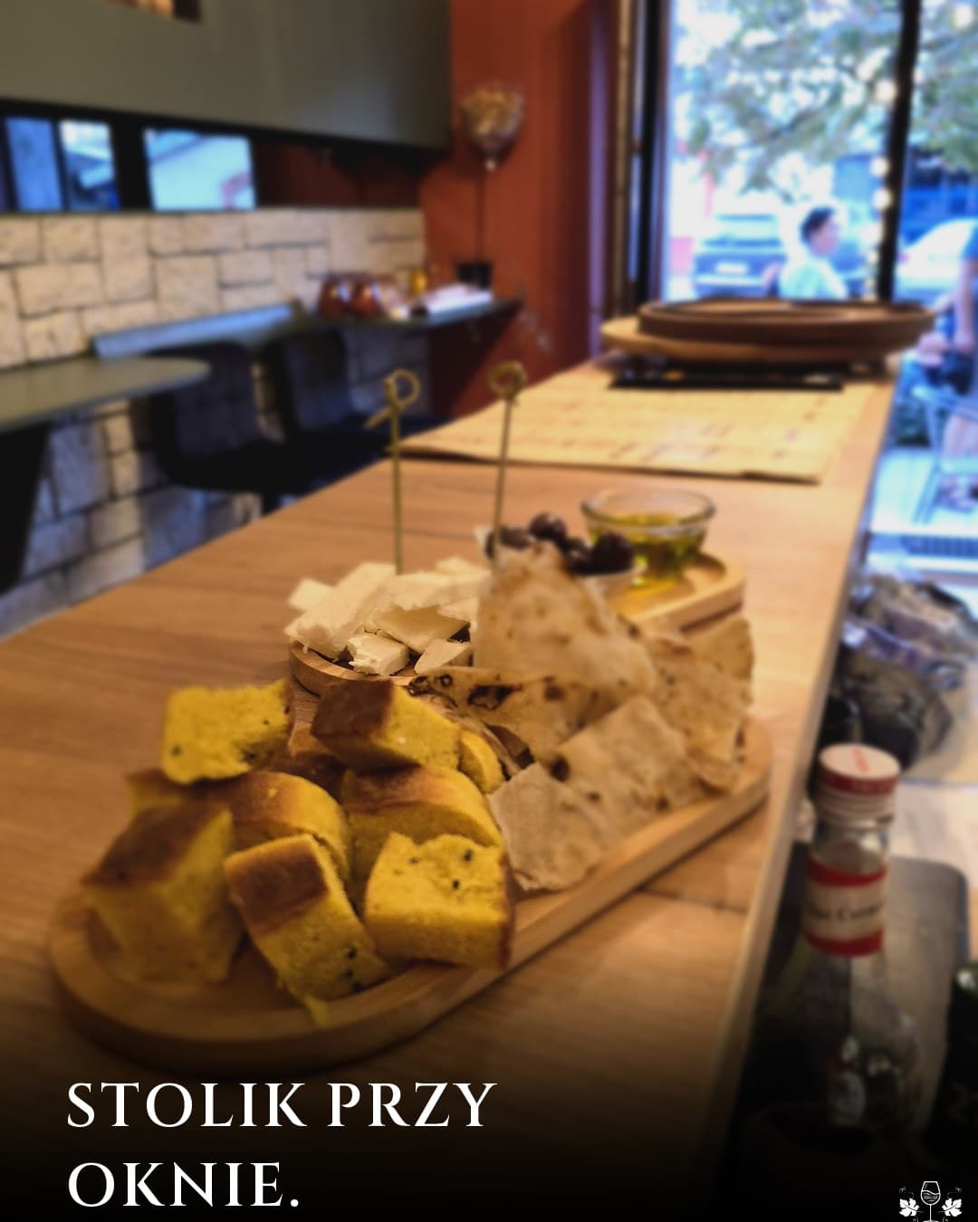 Moti Wine Bar, kulisy: Stolik przy oknie