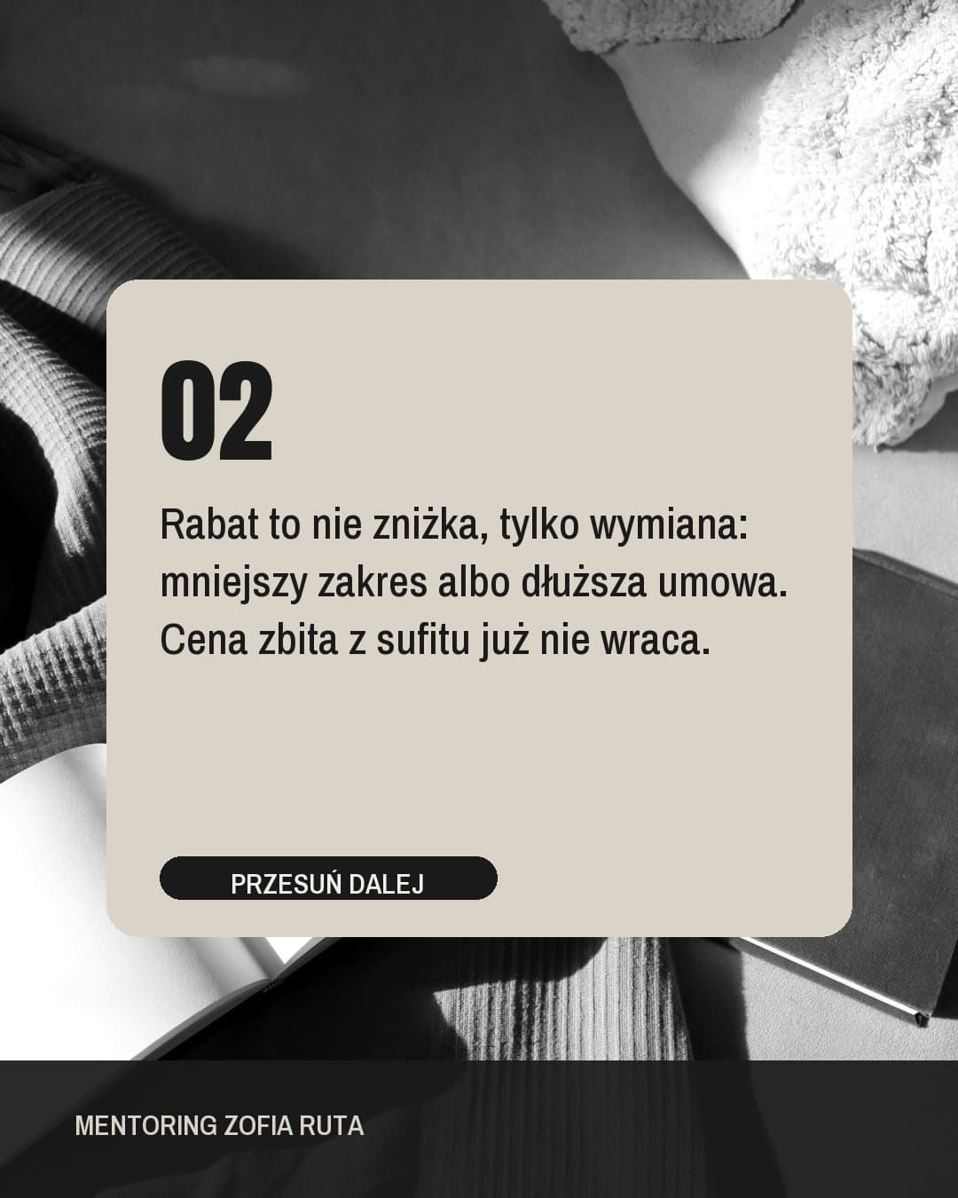 Mozaika, karuzela porady, slajd 3 z 5: Rabat to nie zniżka, tylko wymiana: mniejszy zakres albo dłuższa umowa. Cena zbita z sufitu już nie wraca.