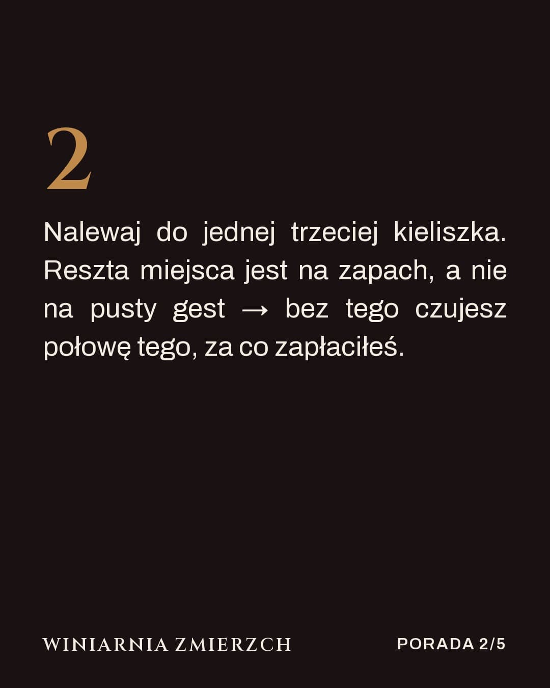 Zmierzch, karuzela porady, slajd 3 z 5: Nalewaj do jednej trzeciej kieliszka. Reszta miejsca jest na zapach, a nie na pusty gest → bez tego czujesz połowę tego, za co zapłaciłeś.