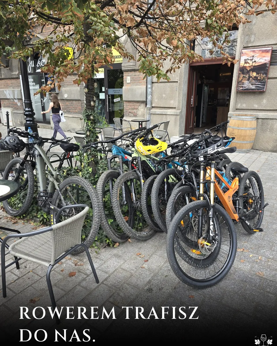 Moti Wine Bar, kulisy: Rowerem pod stoliki